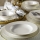 18-delt spisestel i hvidt porcelæn med gulddetaljer