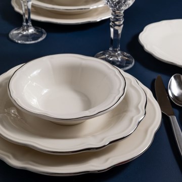 24-delt spisesæt i hvidt porcelæn med sølvdetaljer