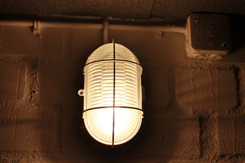 Sådan vælger du korrekt belysning til din kælder