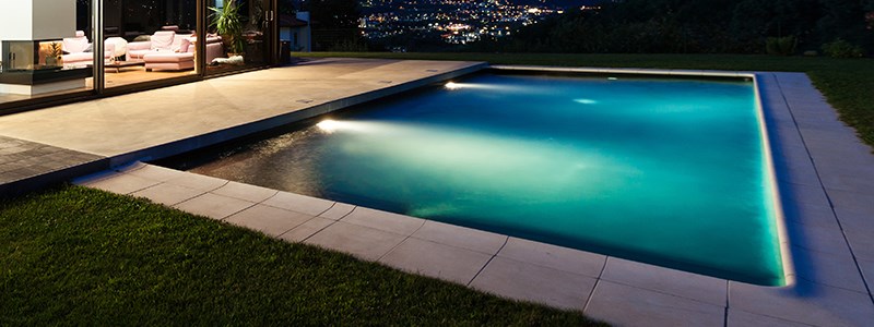 Hvordan oplyser man en swimmingpool?