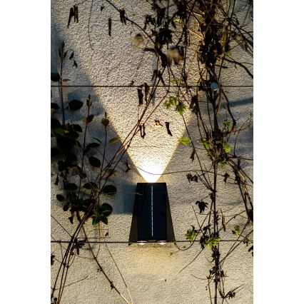 Brilagi - Soldrevet LED væglampe PYRAMID LED/2W/3,2V 1300 mAh IP54