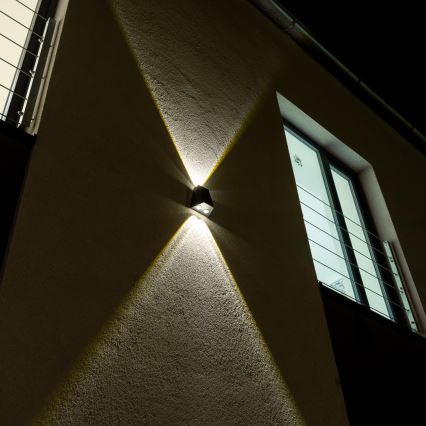 Brilagi - Soldrevet LED væglampe PYRAMID LED/2W/3,2V 1300 mAh IP54