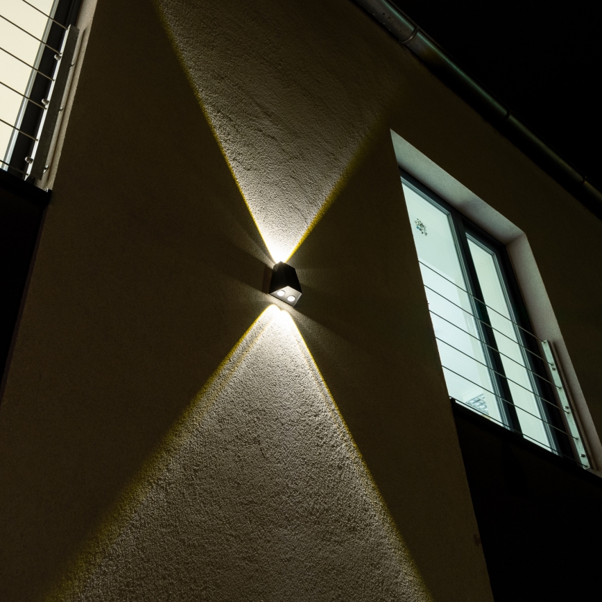 Brilagi - Soldrevet LED væglampe PYRAMID LED/2W/3,2V 1300 mAh IP54