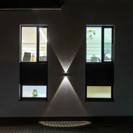 Brilagi - Soldrevet LED væglampe PYRAMID LED/2W/3,2V 1300 mAh IP54