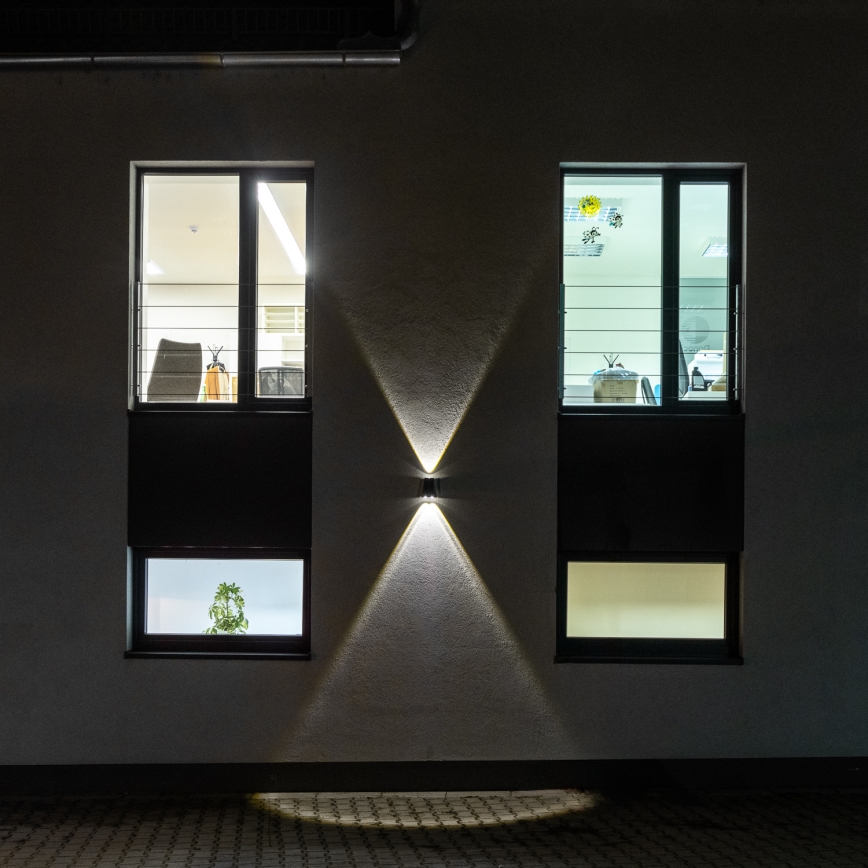 Brilagi - Soldrevet LED væglampe PYRAMID LED/2W/3,2V 1300 mAh IP54