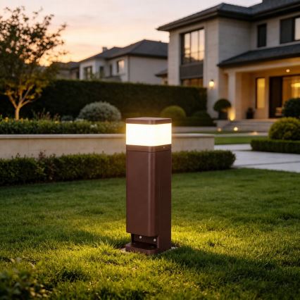 BRILAGI - Udendørs lampe med 2 SCHUKO-stik PILLAR 1xG9/11W/230V IP44 brun