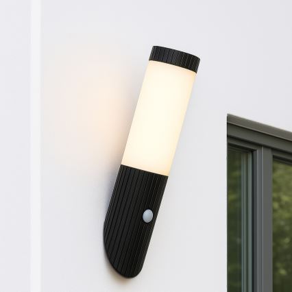 Brilliant - Udendørs væglampe med sensor KALEO 1xE27/10W/230V IP44 sort