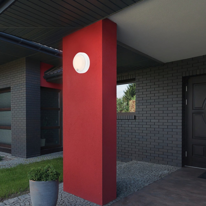 Brilo - Genopladelig LED-væglampe til udendørs brug med sensor, 4 W/5 V, 4400 mAh, IP44, hvid