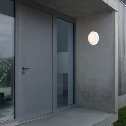 Brilo - Genopladelig LED-væglampe til udendørs brug med sensor, 4 W/5 V, 4400 mAh, IP44, hvid