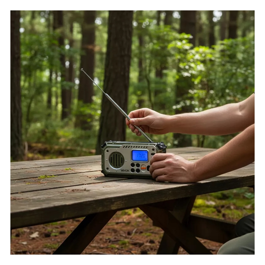 Campingradio med håndsving, solcellepanel og LED-lommelygte med powerbankfunktion 5V/3xAAA/2000 mAh IPX4 grøn