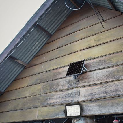 LED-dæmpbar solcelleprojektør LED/50W/3,2V 2000-8000K IP65 3800 mAh sort + fjernbetjening