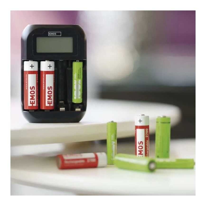Batterioplader med LCD-display 4xAA/AAA 5V