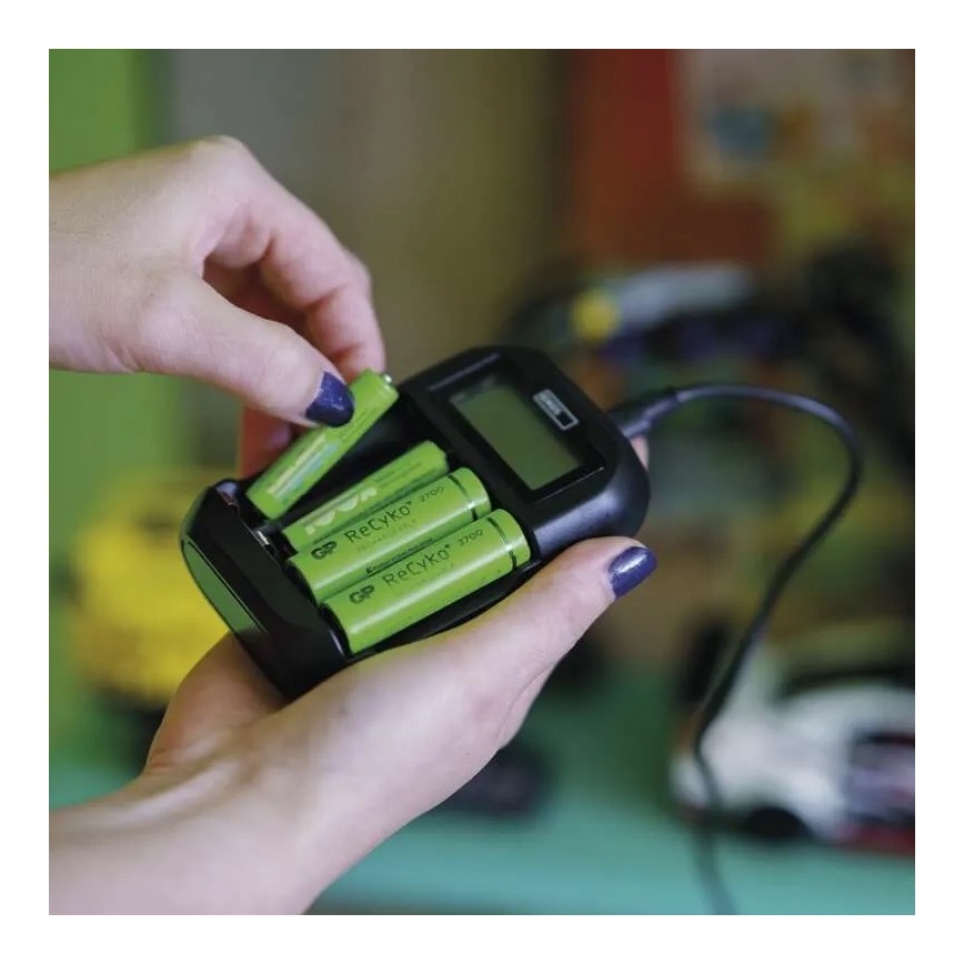 Batterioplader med LCD-display 4xAA/AAA 5V