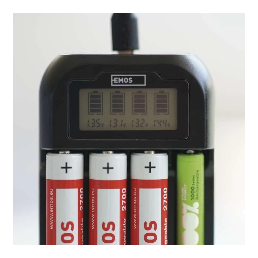 Batterioplader med LCD-display 4xAA/AAA 5V
