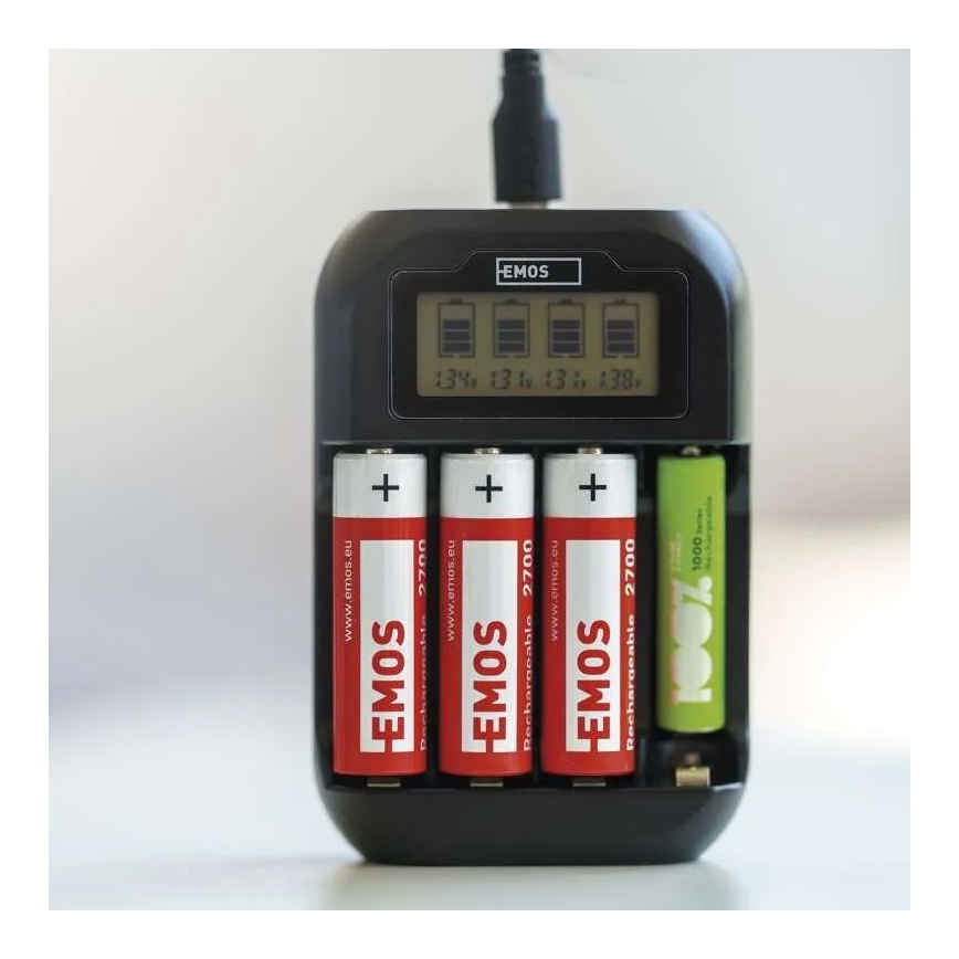 Batterioplader med LCD-display 4xAA/AAA 5V