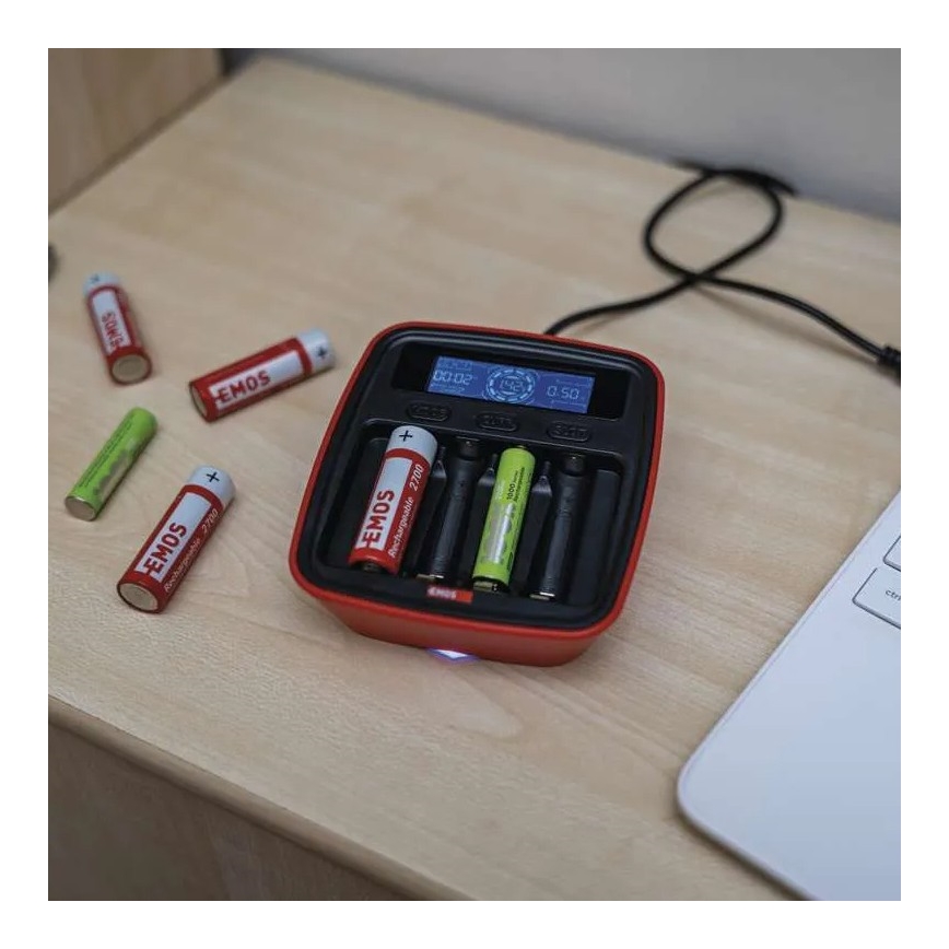 Batterioplader med LCD-display 4xAA/AAA 5V