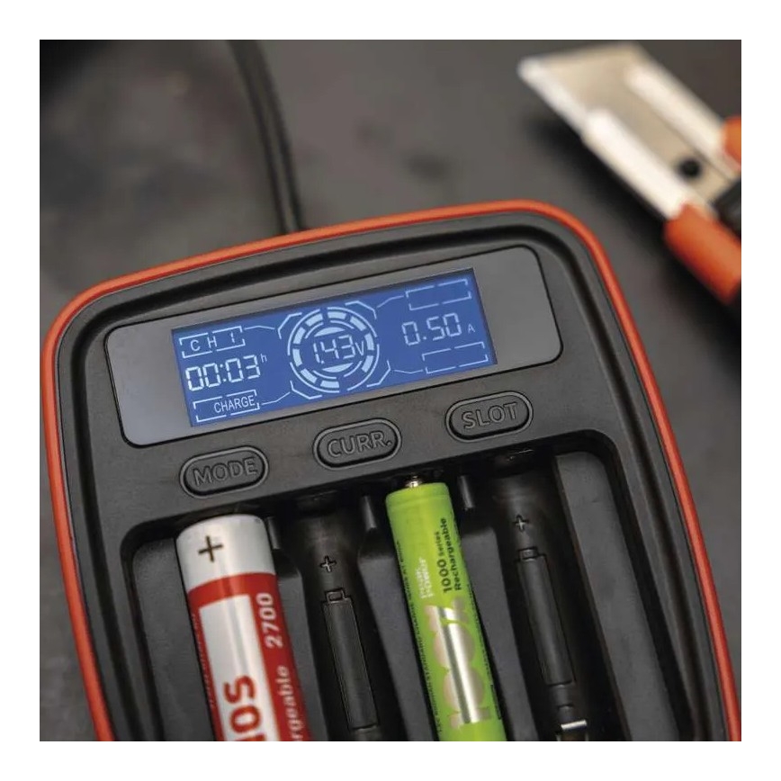Batterioplader med LCD-display 4xAA/AAA 5V