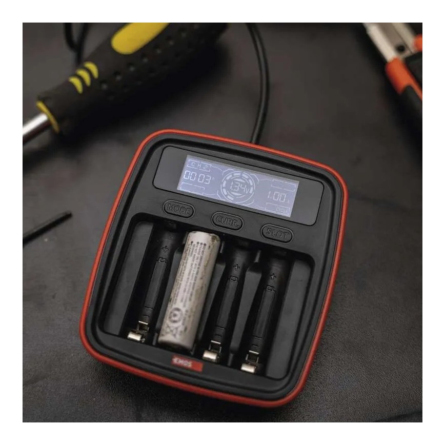 Batterioplader med LCD-display 4xAA/AAA 5V
