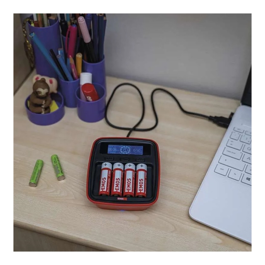 Batterioplader med LCD-display 4xAA/AAA 5V
