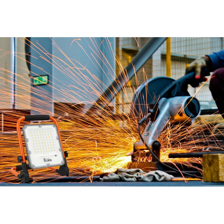 Genopladelig LED-projektør med stativ LED/100W/3,2V 5000K 5000 mAh IP65 orange