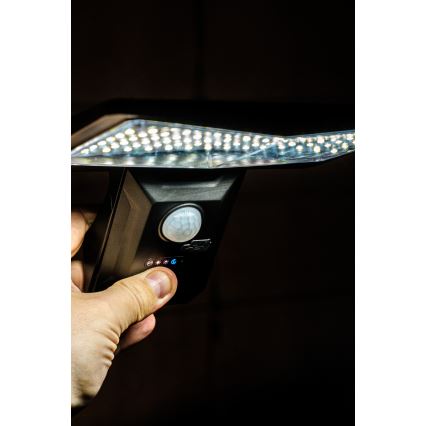 Soldrevet LED væglampe med sensor LED/2,6W/5,5V IP65 sort