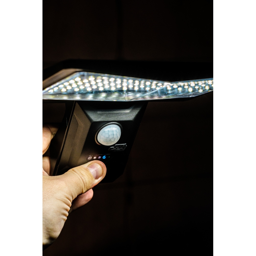 Soldrevet LED væglampe med sensor LED/2,6W/5,5V IP65 1800 mAh sort