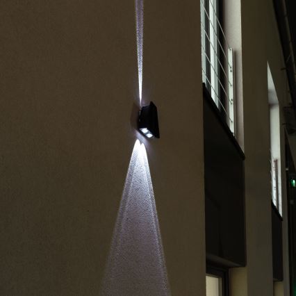 Soldrevet LED væglampe med sensor LED/2W/5V IP54 1300 mAh
