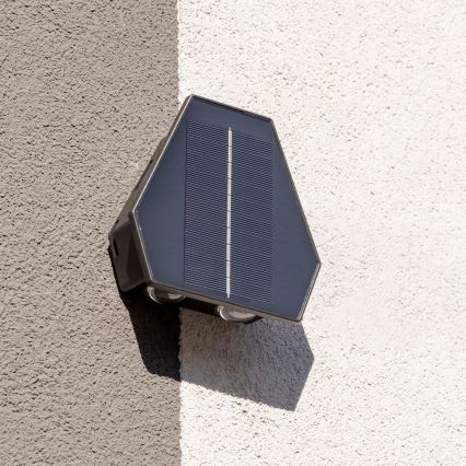 Soldrevet LED væglampe med sensor LED/2W/5V IP54 1300 mAh