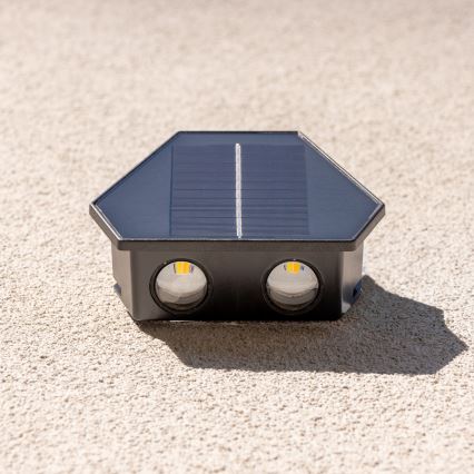 Soldrevet LED væglampe med sensor LED/2W/5V IP54 1300 mAh