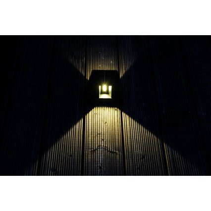 Soldrevet LED væglampe med sensor LED/2W/5V IP54 1300 mAh