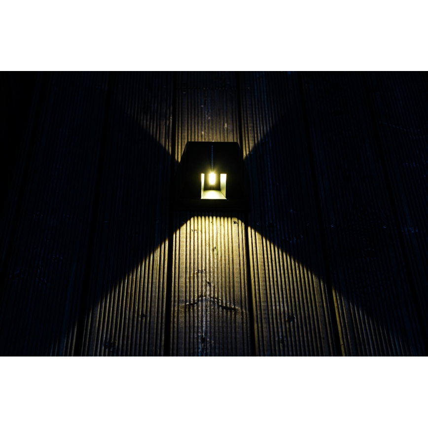 Soldrevet LED væglampe med sensor LED/2W/5V IP54 1300 mAh