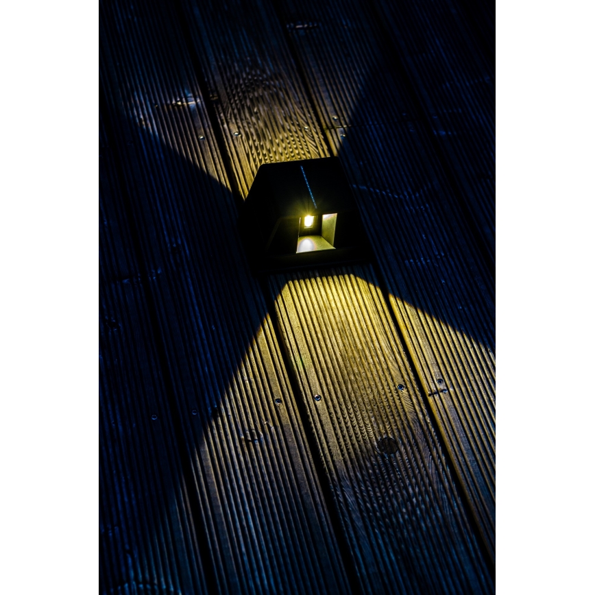 Soldrevet LED væglampe med sensor LED/2W/5V IP54 1300 mAh