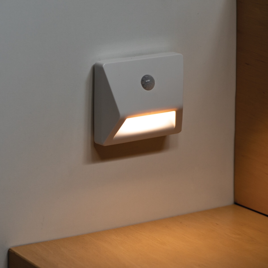 Indbygget LED-armatur med bevægelses- og skumringssensor IRS LED/0,3W/3xAAA IP54 hvid