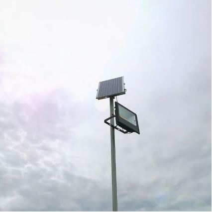 LED Dæmpbar solcelleprojektør LED/12W/3,2V 6000K IP65 5000 mAh + fjernbetjening