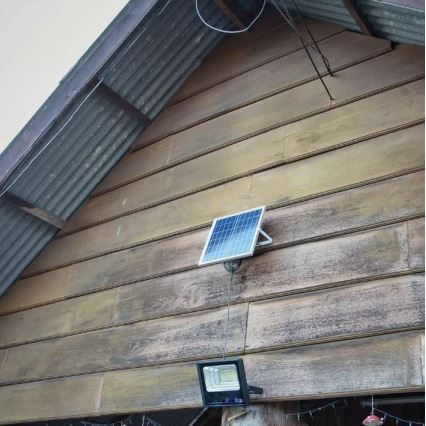 LED Dæmpbar solcelleprojektør LED/12W/3,2V 6000K IP65 5000 mAh + fjernbetjening