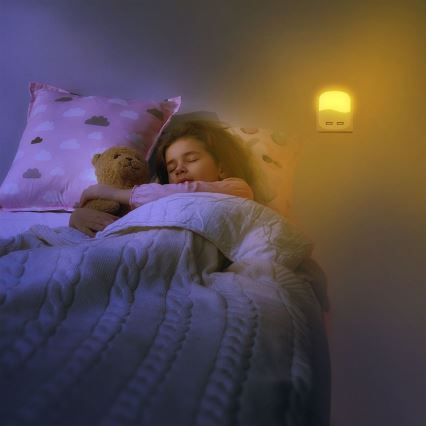 LED natlampe med skumringssensor til stikkontakt 2xUSB LED/0,45W/230V 4000K
