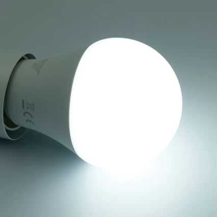 LED-pære med RGBW-farver dæmpbar A60 E27/9W/230V 2700-6500K Wi-Fi Tuya
