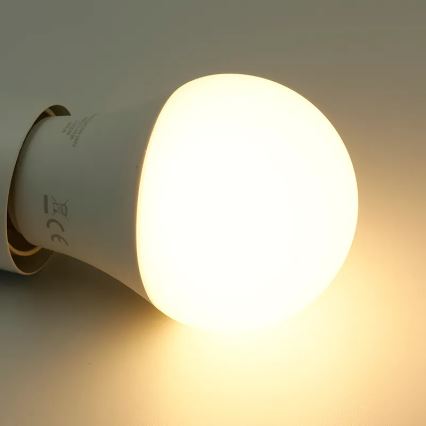 LED-pære med RGBW-farver dæmpbar A60 E27/9W/230V 2700-6500K Wi-Fi Tuya