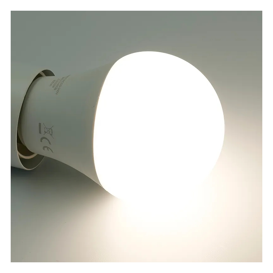 LED-pære med RGBW-farver dæmpbar A60 E27/9W/230V 2700-6500K Wi-Fi Tuya
