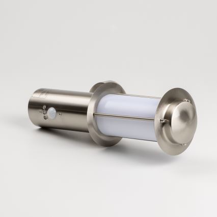 LED udendørs væglampe med bevægelsessensor 1xE27/4,9W/230V IP44 mat krom