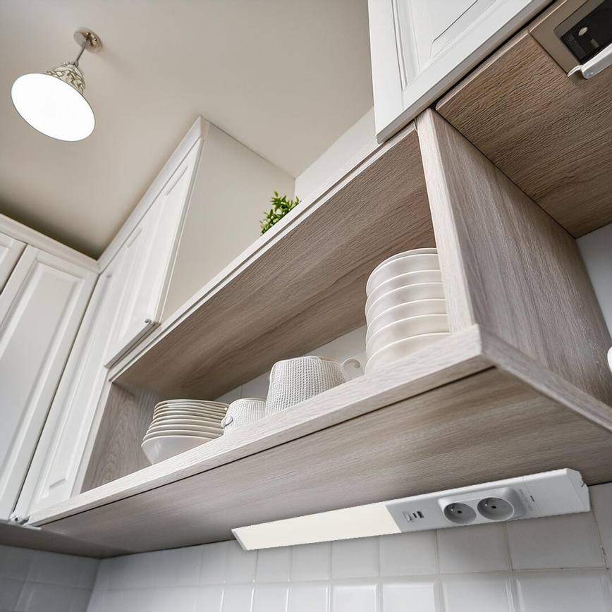 LED underskabslampe med skuffer og USB porte LED/18W/230V 4000K sølvfarvet
