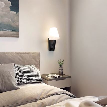 LED-væglampe med USB-port LED/2W/230V 3000K sort/hvid