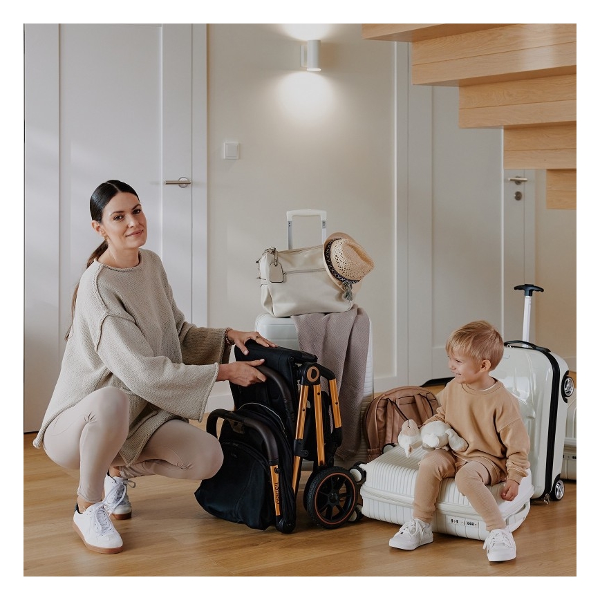 Lionelo - Sportsklapvogn CLOE sort/guld