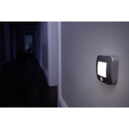 Osram - LED-orienteringslampe med sensor NIGHTLUX LED/0,3W/3xAAA IP54 sølvfarvet