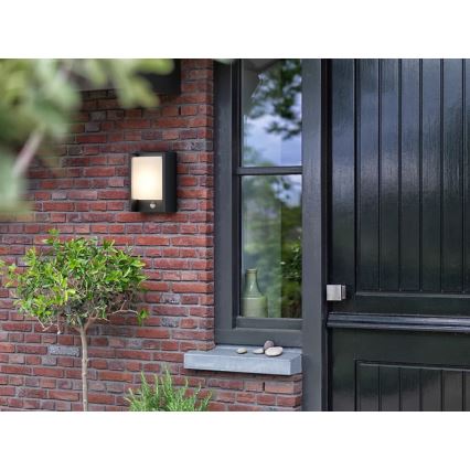 Philips - Udendørs LED væglampe med sensor ARBOUR LED/3,8W/230V 2700K IP44