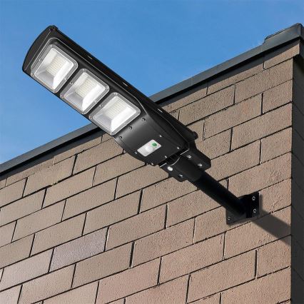 Soldrevet LED gadelampe m. bevægelses- og skumringssensor dæmpbar LED/12W/3,2V 6000K IP65 10000 mAh sort + fjernbetjening