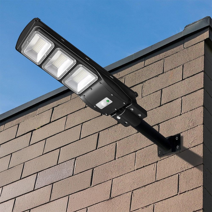 Soldrevet LED gadelampe m. bevægelses- og skumringssensor dæmpbar LED/12W/3,2V 6000K IP65 10000 mAh sort + fjernbetjening