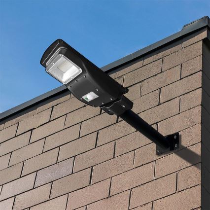 Soldrevet LED gadelampe m. bevægelses- og skumringssensor dæmpbar LED/6W/3,2V 6000K IP65 5000 mAh sort + fjernbetjening