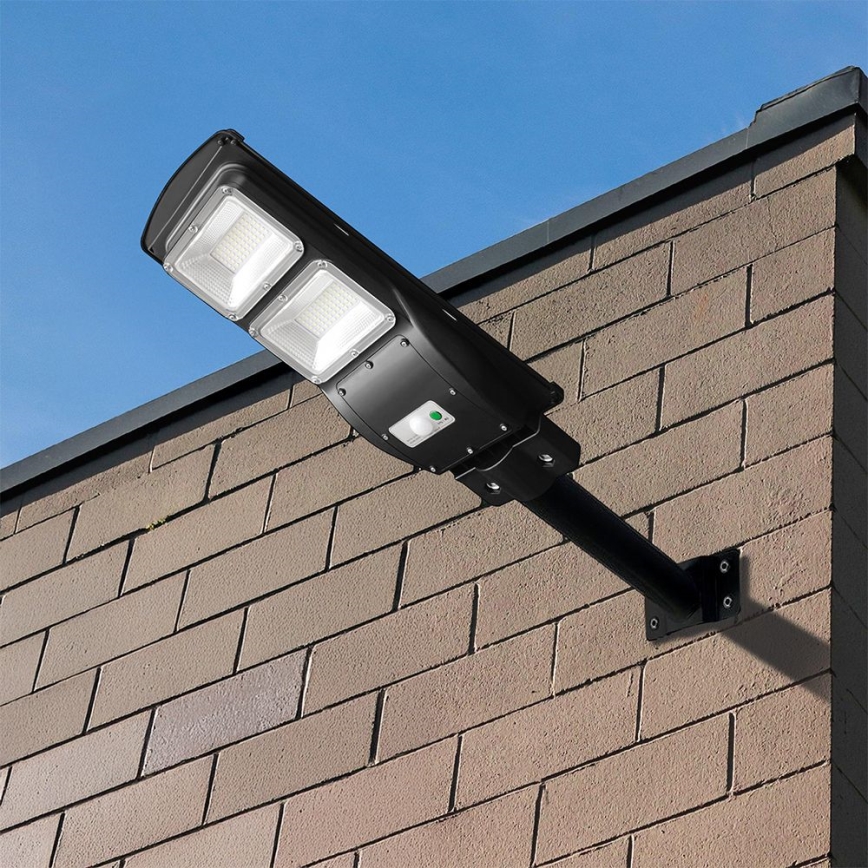 Soldrevet LED gadelampe m. bevægelses- og skumringssensor dæmpbar LED/8W/3,2V 6000K IP65 9000 mAh sort + fjernbetjening