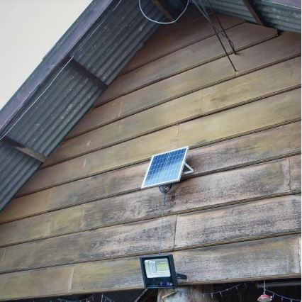 Soldrevet LED projektør dæmpbar LED/16W/3,2V 4000K IP65 10000 mAh + fjernbetjening
